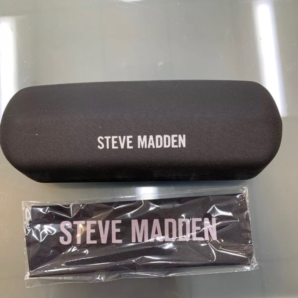 NEW Steve Madden Eyeglass case with cleaning cloth - Picture 3 of 3